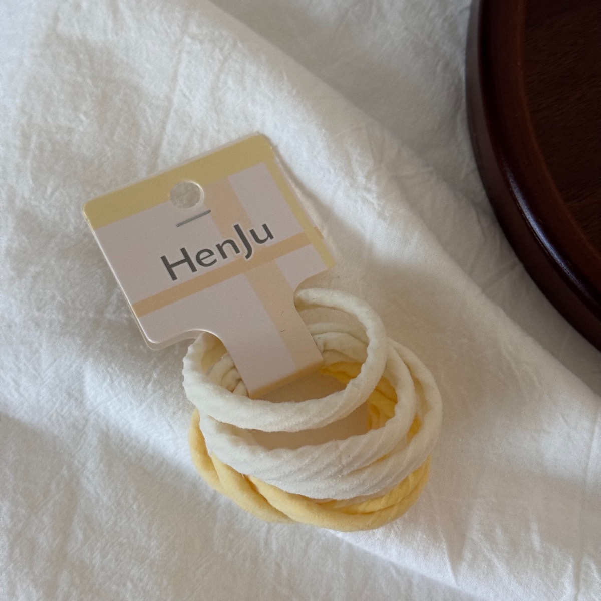 This set of hair band and headband is simple and versatile. The hair band and elastic rubber band headband accessory won't damage the hair band detail image 8