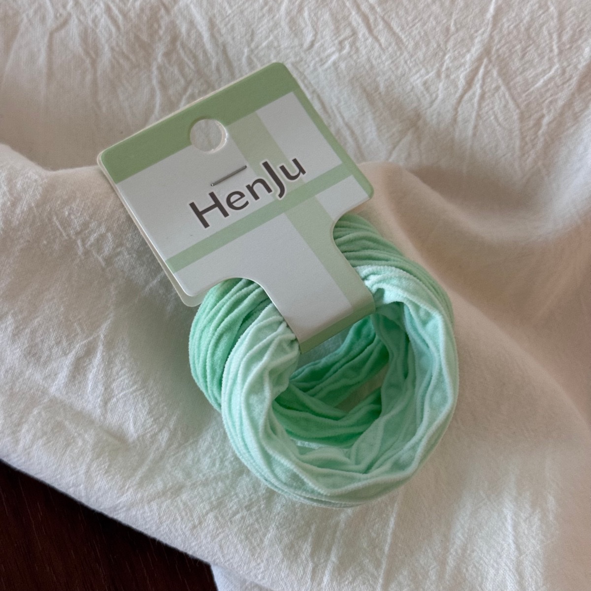 This set of hair band and headband is simple and versatile. The hair band and elastic rubber band headband accessory won't damage the hair band detail image 6