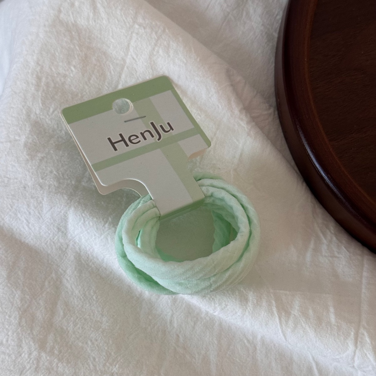 This set of hair band and headband is simple and versatile. The hair band and elastic rubber band headband accessory won't damage the hair band detail image 11