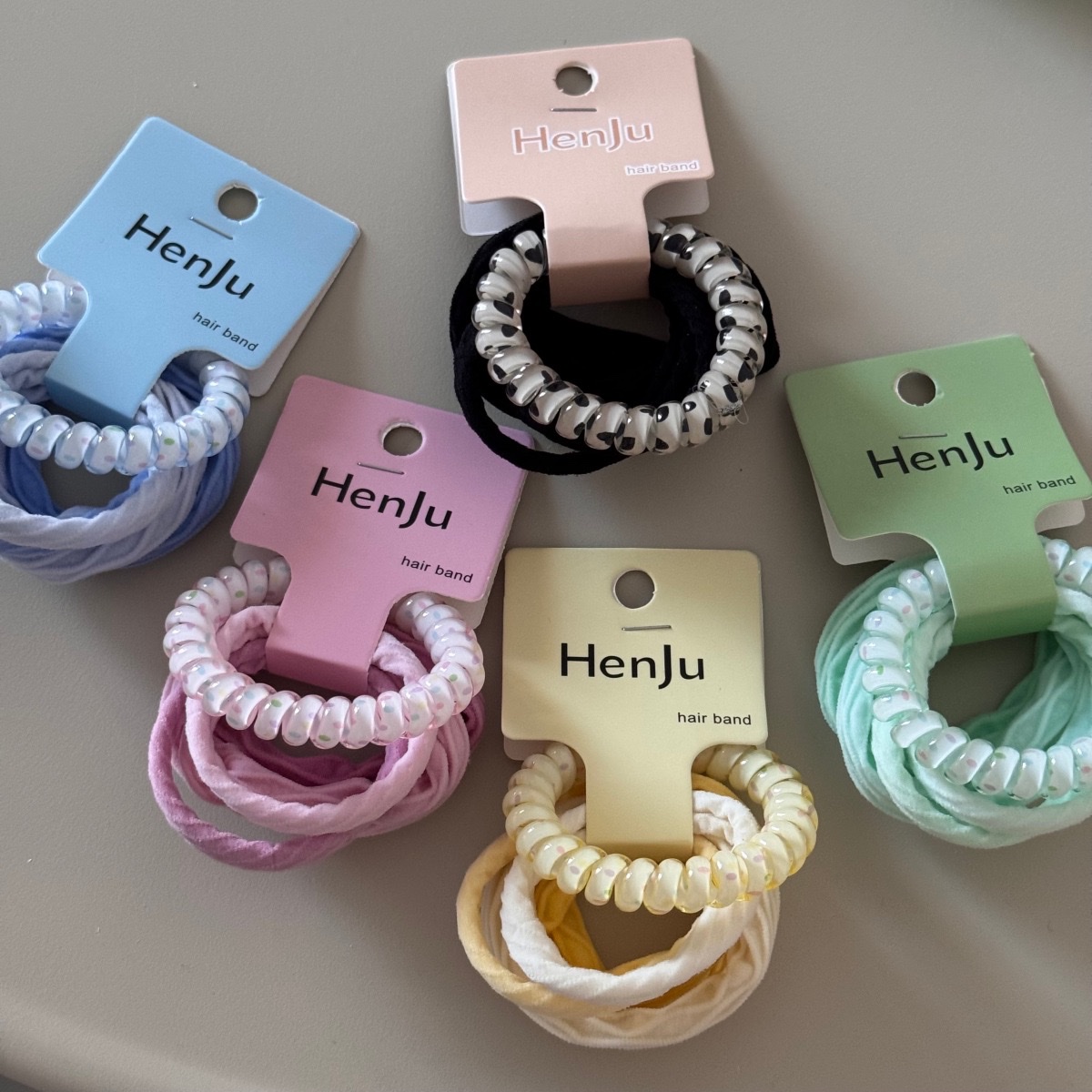 This set of hair band and headband is simple and versatile. The hair band and elastic rubber band headband accessory won't damage the hair band details Picture