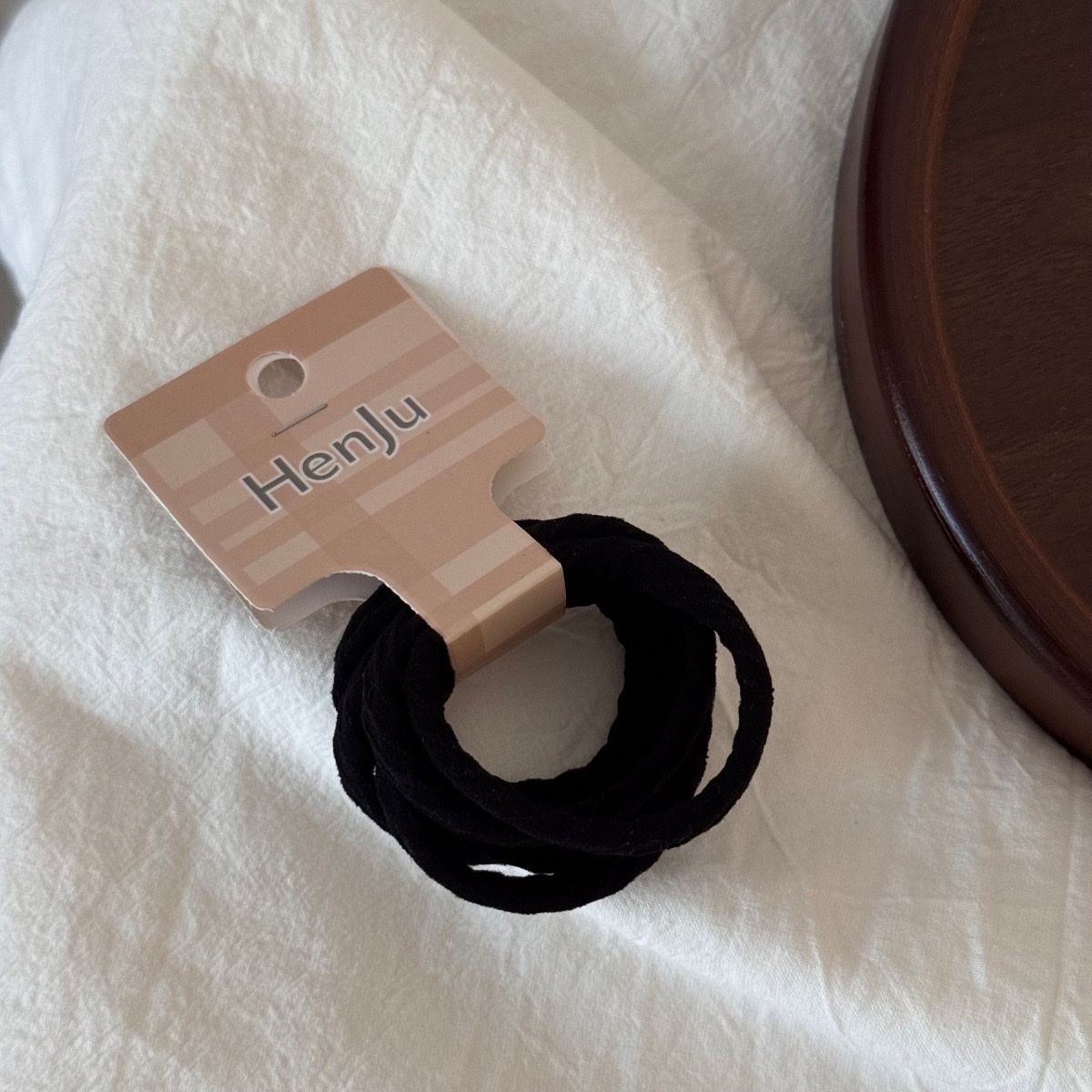 This set of hair band and headband is simple and versatile. The hair band and elastic rubber band headband accessory won't damage the hair band detail image 12