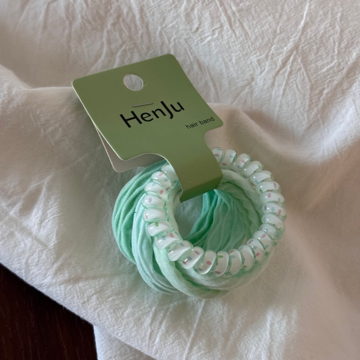 This set of hair band and headband is simple and versatile. The hair band and elastic rubber band headband accessory won't damage the hair band detail image 16