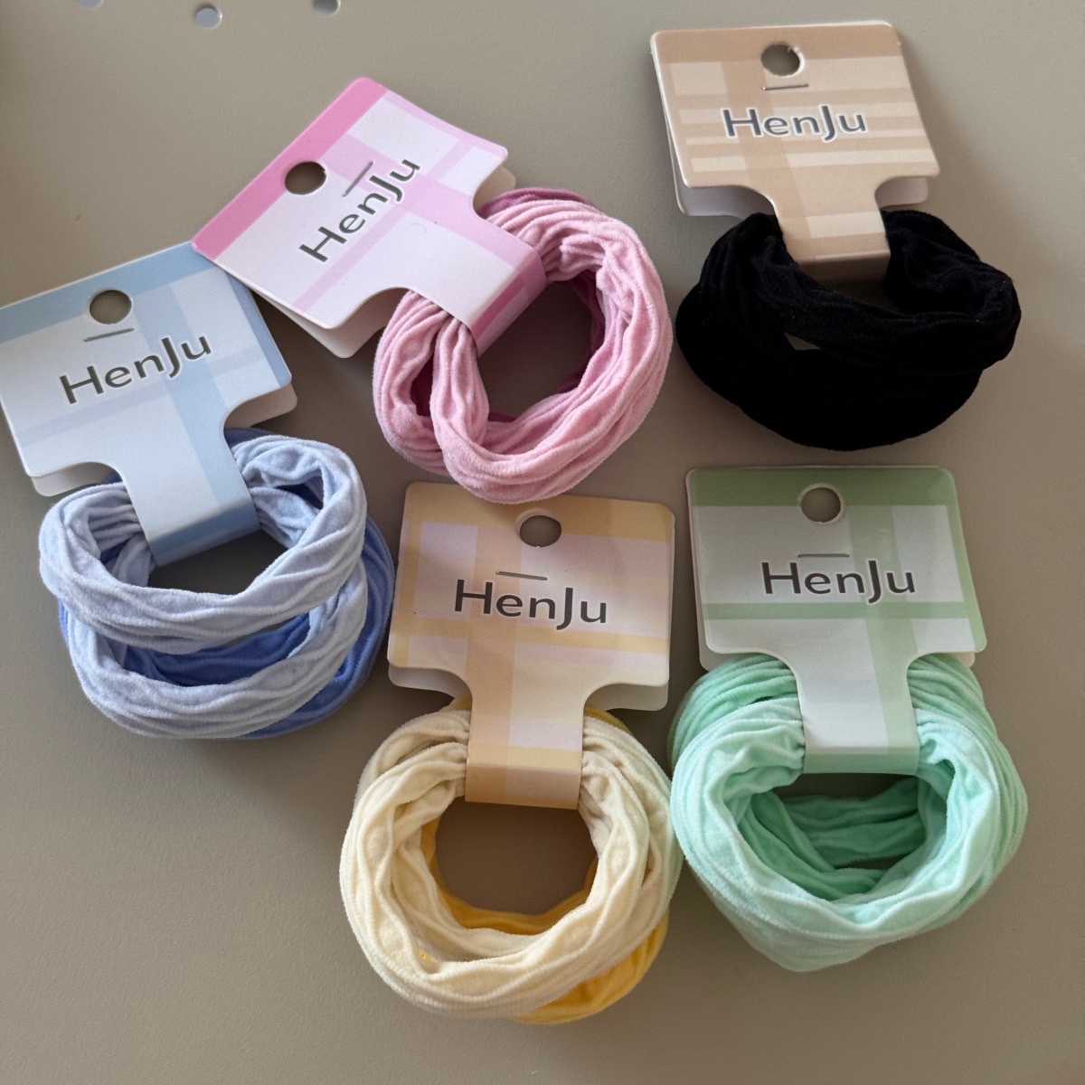 This set of hair band and headband is simple and versatile. The hair band and elastic rubber band headband accessory won't damage the hair band detail image 3