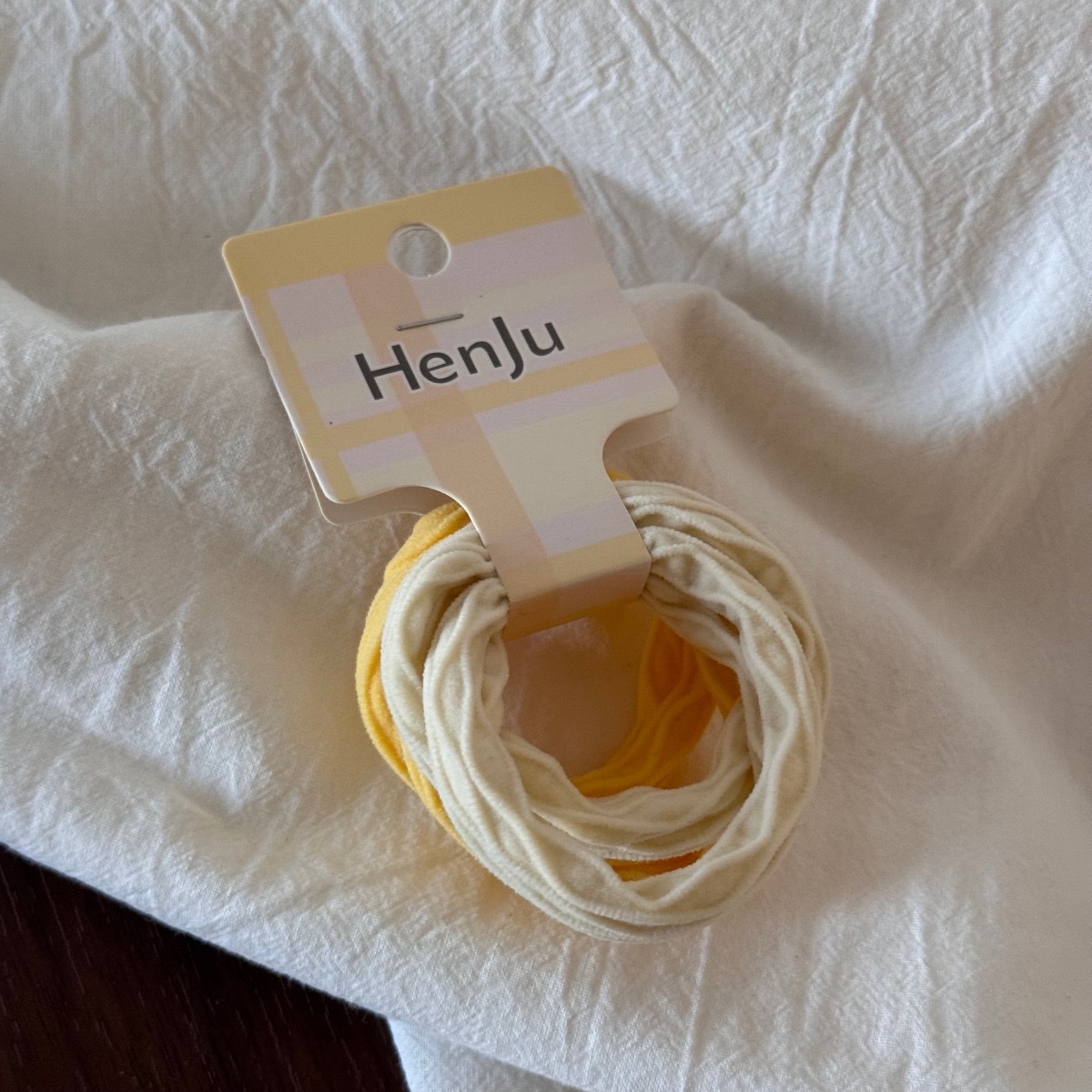 This set of hair band and headband is simple and versatile. The hair band and elastic rubber band headband accessory won't damage the hair band Application Scenario