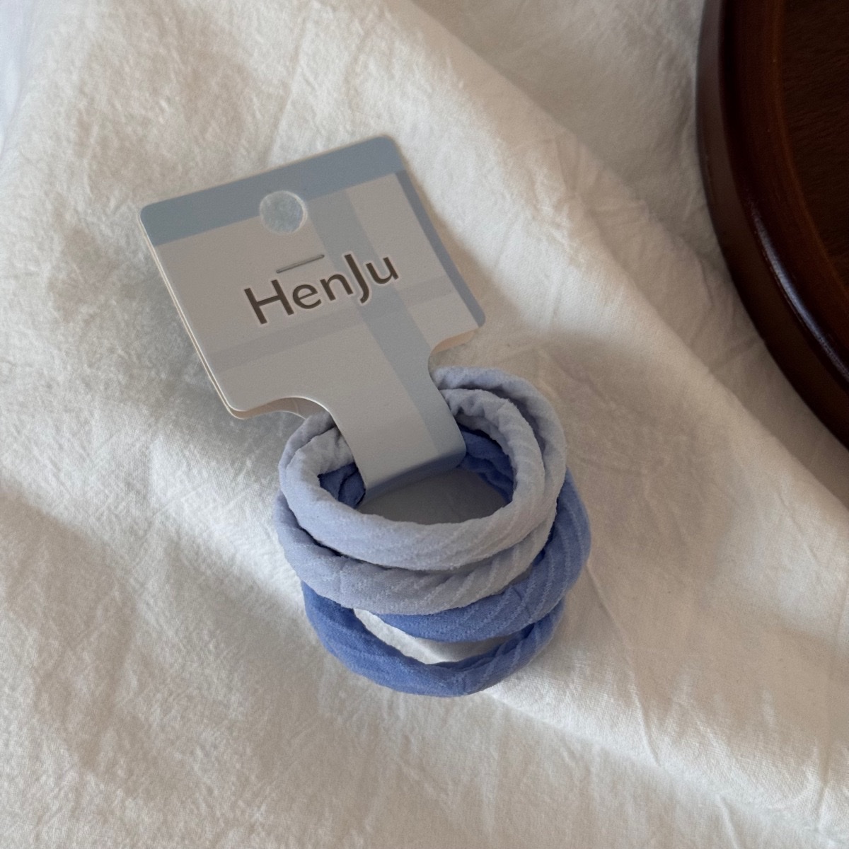 This set of hair band and headband is simple and versatile. The hair band and elastic rubber band headband accessory won't damage the hair band detail image 10