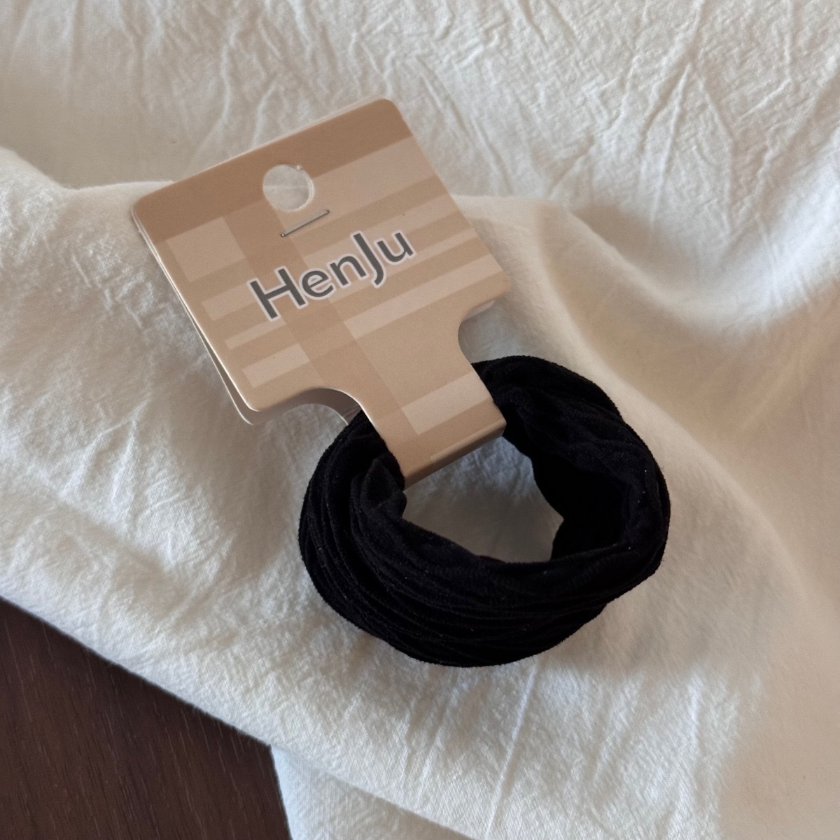 This set of hair band and headband is simple and versatile. The hair band and elastic rubber band headband accessory won't damage the hair band detail image 9