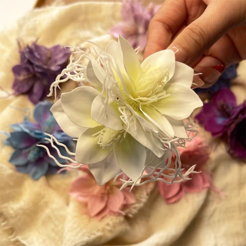 Elegant dragon beard jasmine hair clip, atmosphere simulation flower duckbeak clip, side bangs clip, seaside photo hair accessory Application Scenario