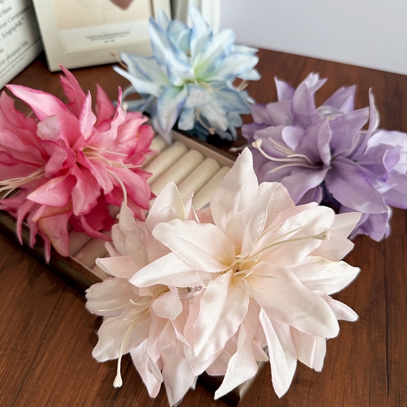 Realistic lily grab clip, large atmospheric flower bun, shark clip, vacation sweet ancient style, spring and summer hair clip for women Application Scenario