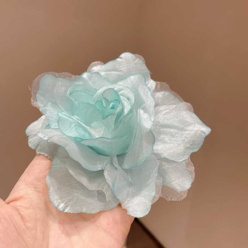 Large, super fairy-like rose lace clip with gradient color three-dimensional silk gauze fabric flower hairpin, creating an atmosphere for a seaside trip photo Application Scenario
