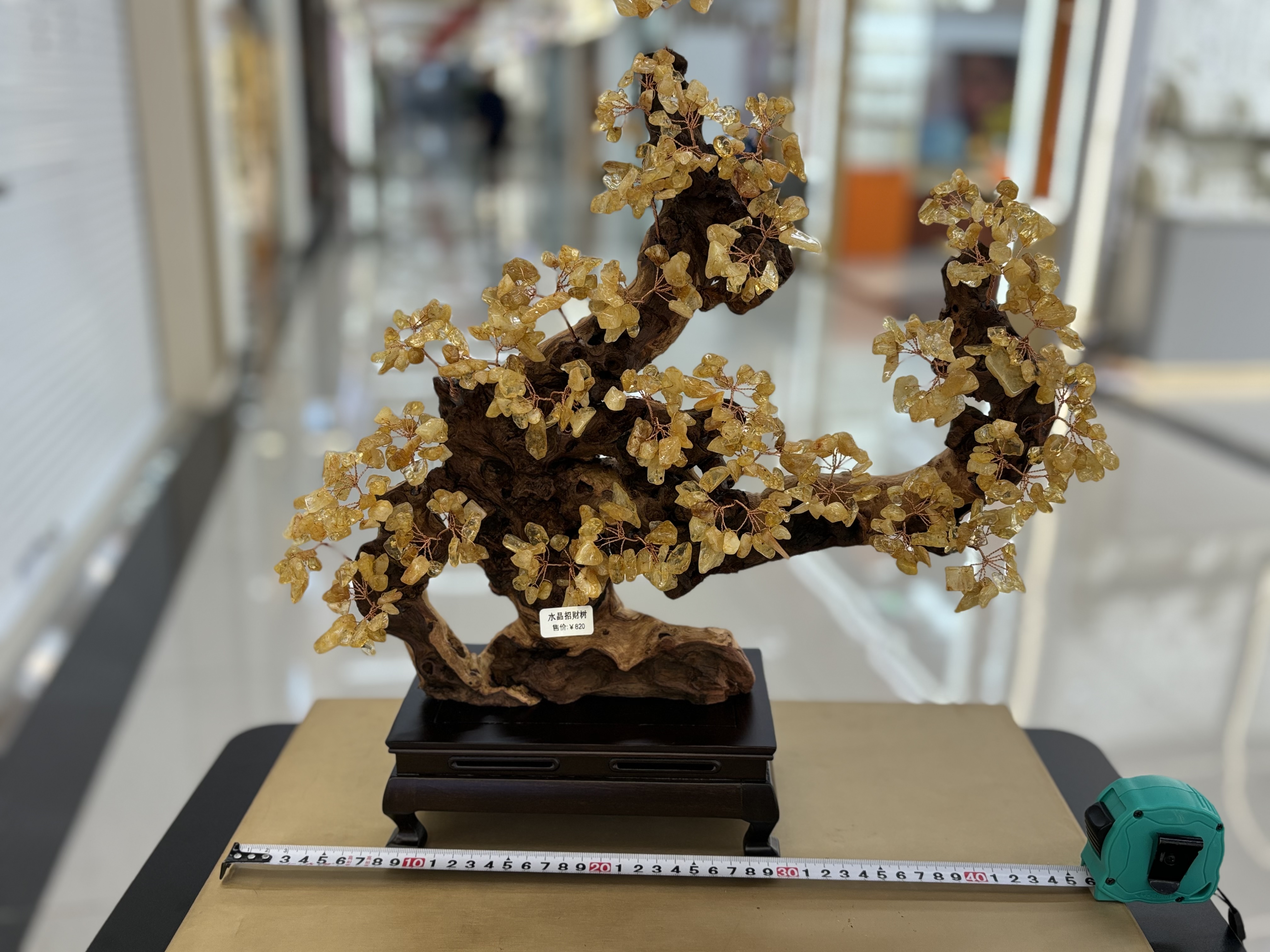 أما الكريستال الاصفر الطبيعي فيتحول الى حرفة غنية بغاز نفسجي في غرفة المعيشة detail image 2