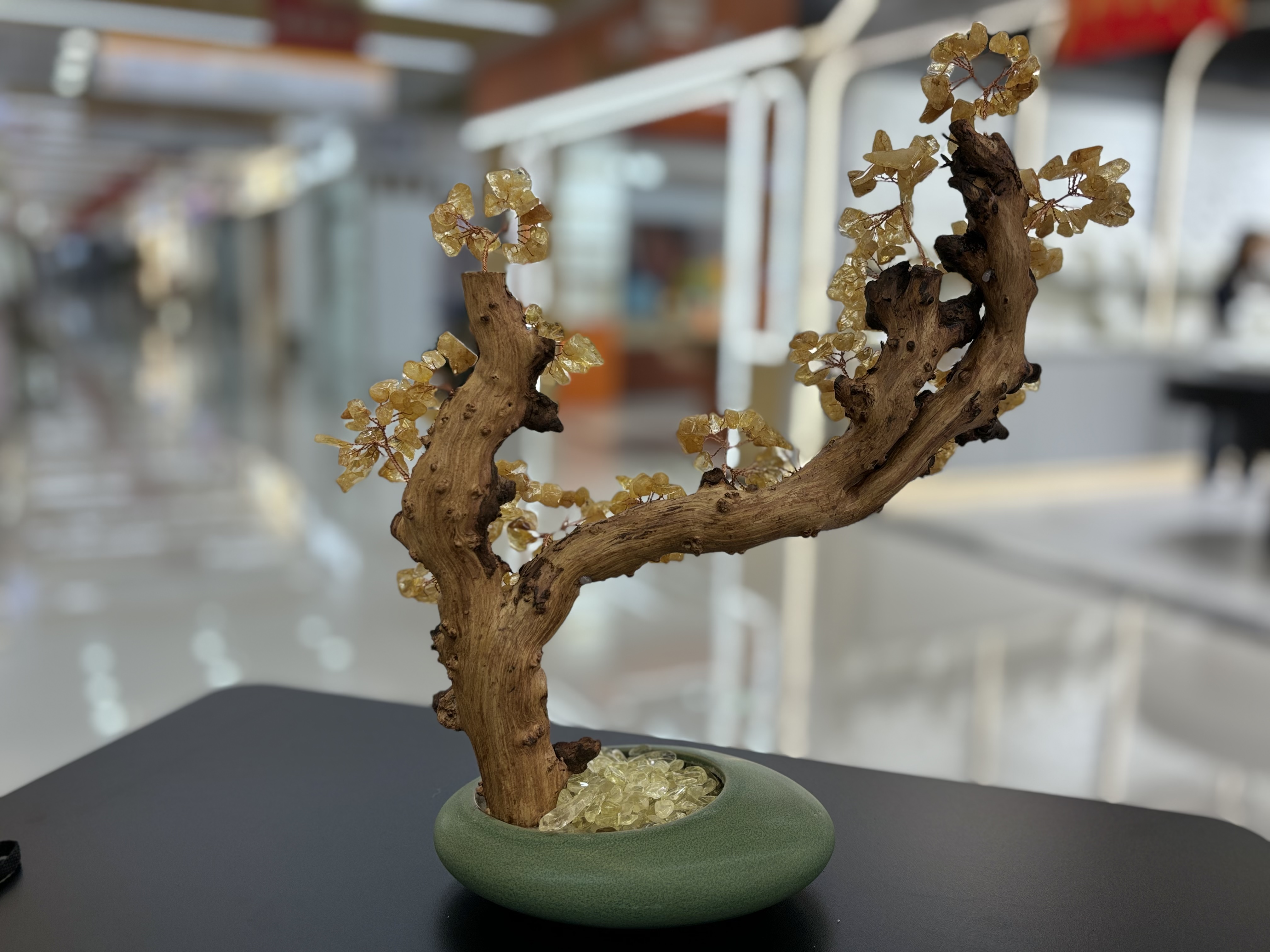 اشجار الكريستال الاصفر الطبيعية هي عبارة عن اشجار تزخر بالغاز البنفسجي في غرف المعيشة detail image 2