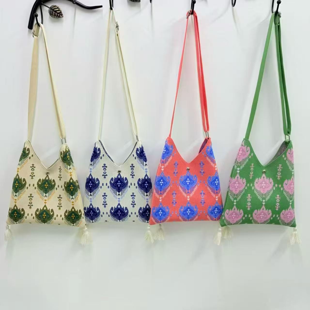 Knitted single-shoulder bag with tassels, fashionable and versatile women's bag, hand-held shoulder crossbody bag, leather goods, casual and trendy women's bag recommendation