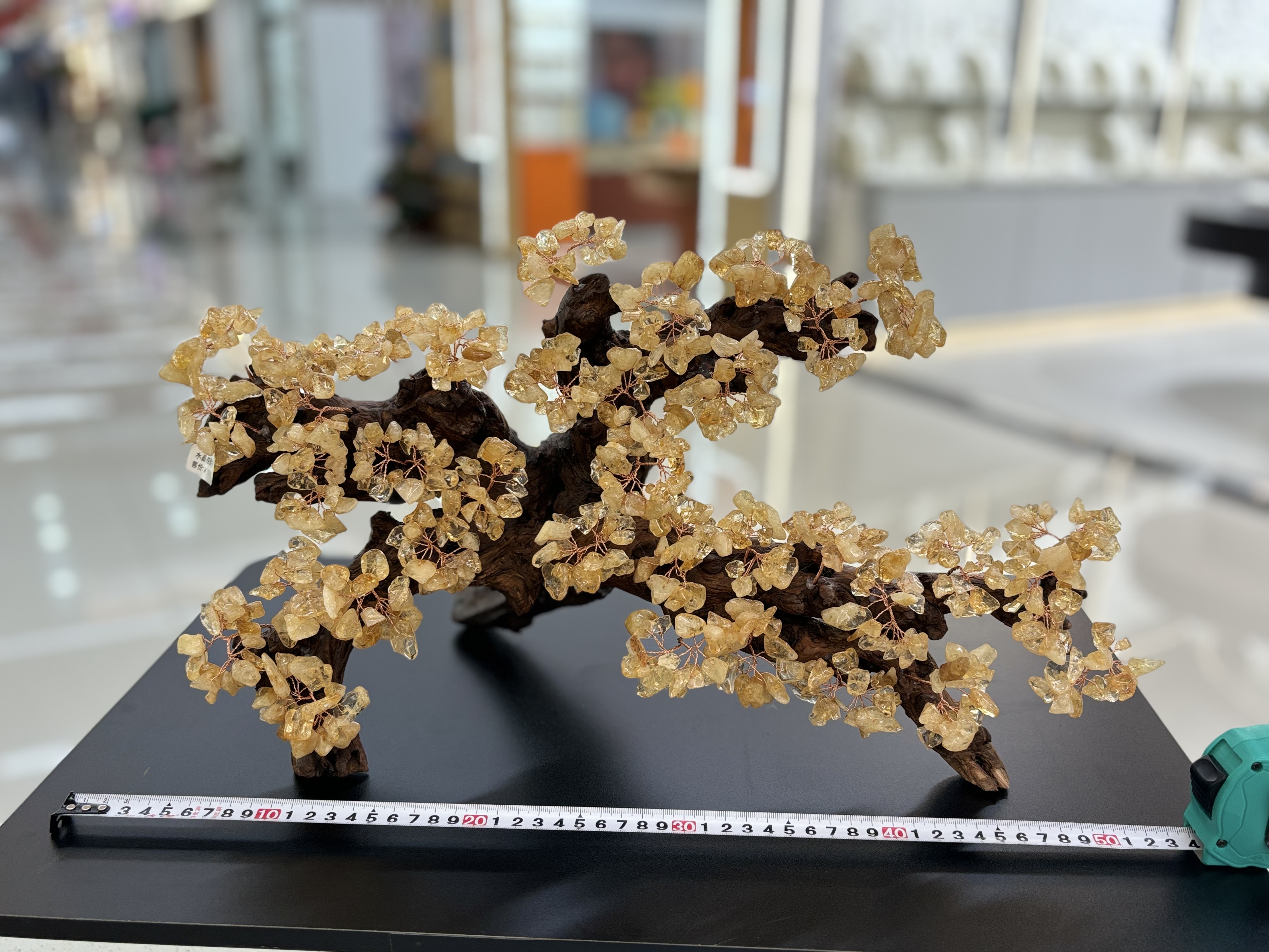 الكريستال الاصفر الطبيعي هو عبارة عن حرفة للغاز نفسجي في غرفة المعيشة detail image 2