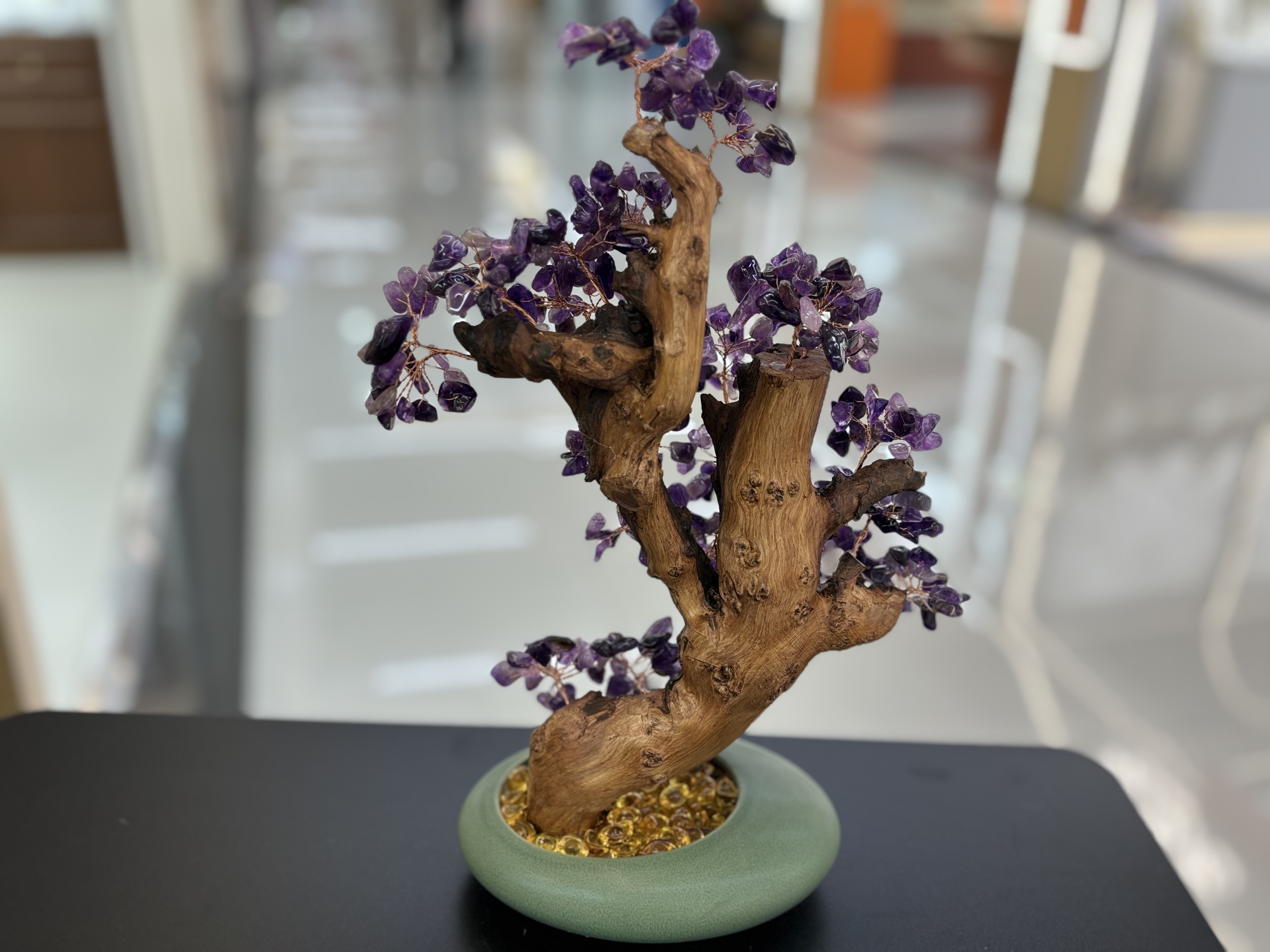Natural amethyst tree ornaments for home living room, entrance hall, company front desk, attracting wealth, shaking money, warding off evil spirits, housewarming and opening ceremony gifts -20 Application Scenario