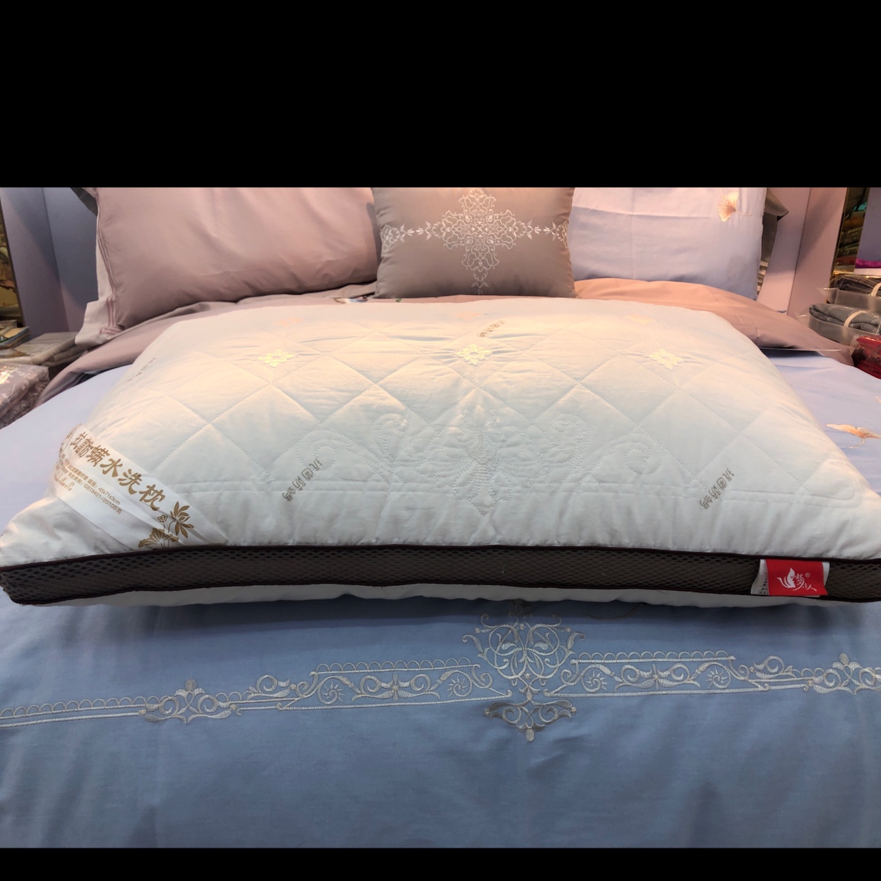 All-cotton embroidered antibacterial and mite-proof feather velvet pillow core, high elasticity and softness! Bring you a comfortable sleep details Picture