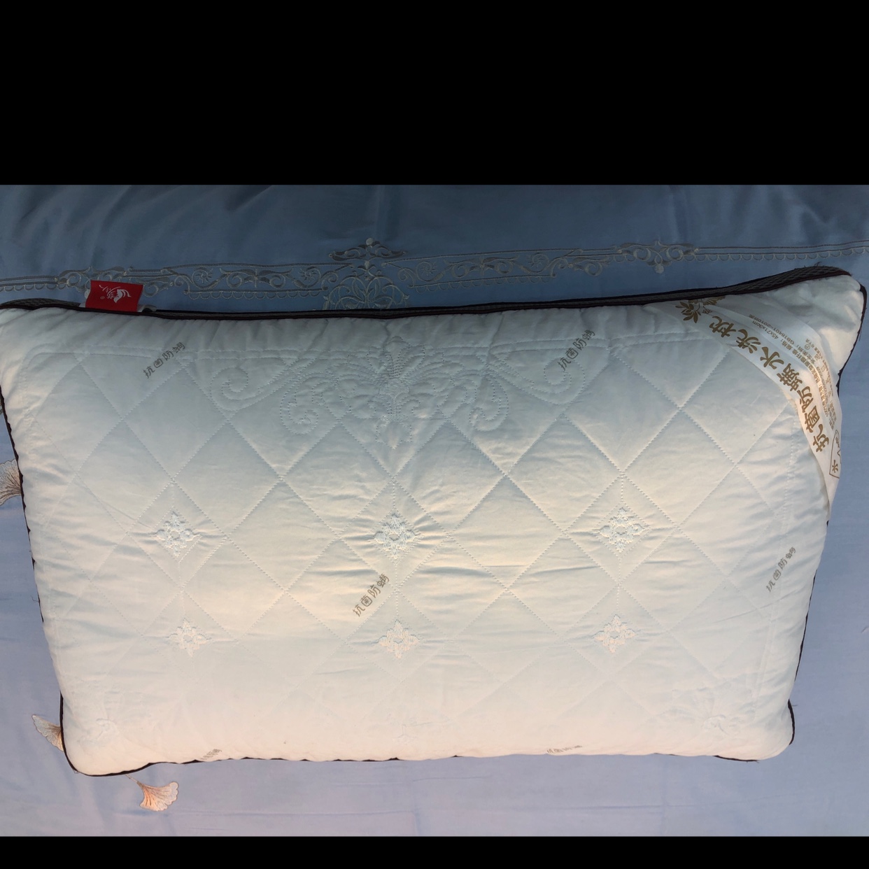 All-cotton embroidered antibacterial and mite-proof feather velvet pillow core, high elasticity and softness! Bring you a comfortable sleep