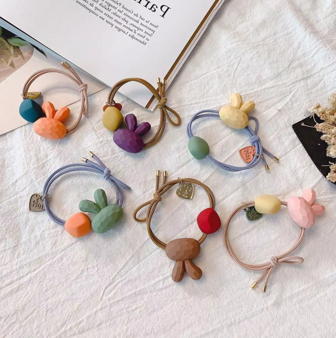 Yiwu quality Fresh Acrylic hair Tie CMfs006 Cute rabbit hair band, Douyin Hit, the same style as Internet celebrities, high-end and elegant hair tie 4/ clip details Picture