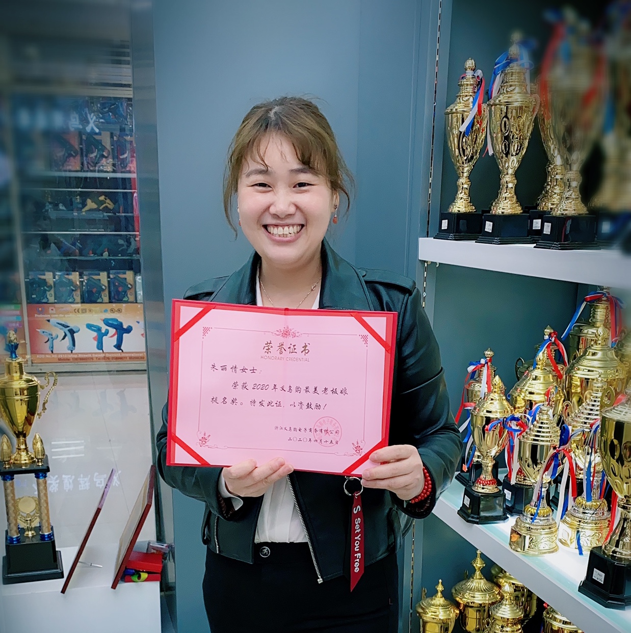 Glorious Trophy (Yiwu Hongrui Handicrafts Co., LTD.) describe pic - 3