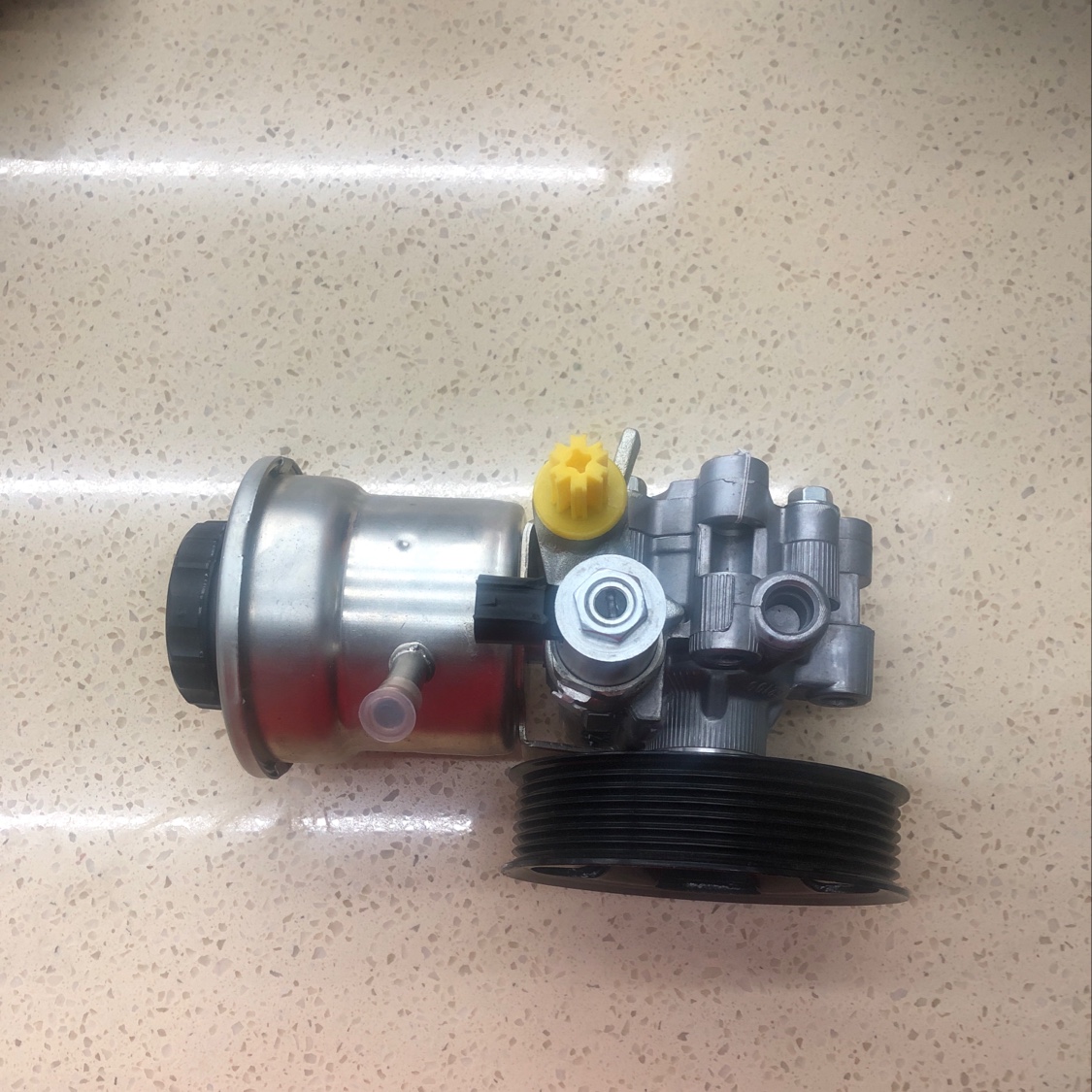 Toyota Land Cruiser 2700, Toyota steering gear, power steering pump, power steering oil pump 44310-60560 Application Scenario