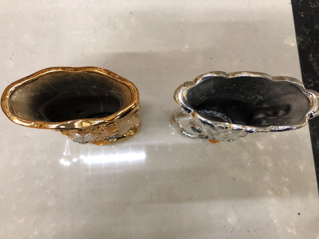 金色花瓶细节图