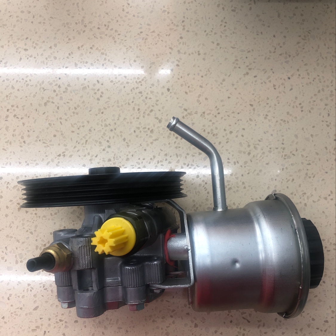 Toyota Innova TGN40, TGN41 Hilux, Toyota Hilux steering gear, power steering pump, power steering oil pump 44310-BZ010 Application Scenario