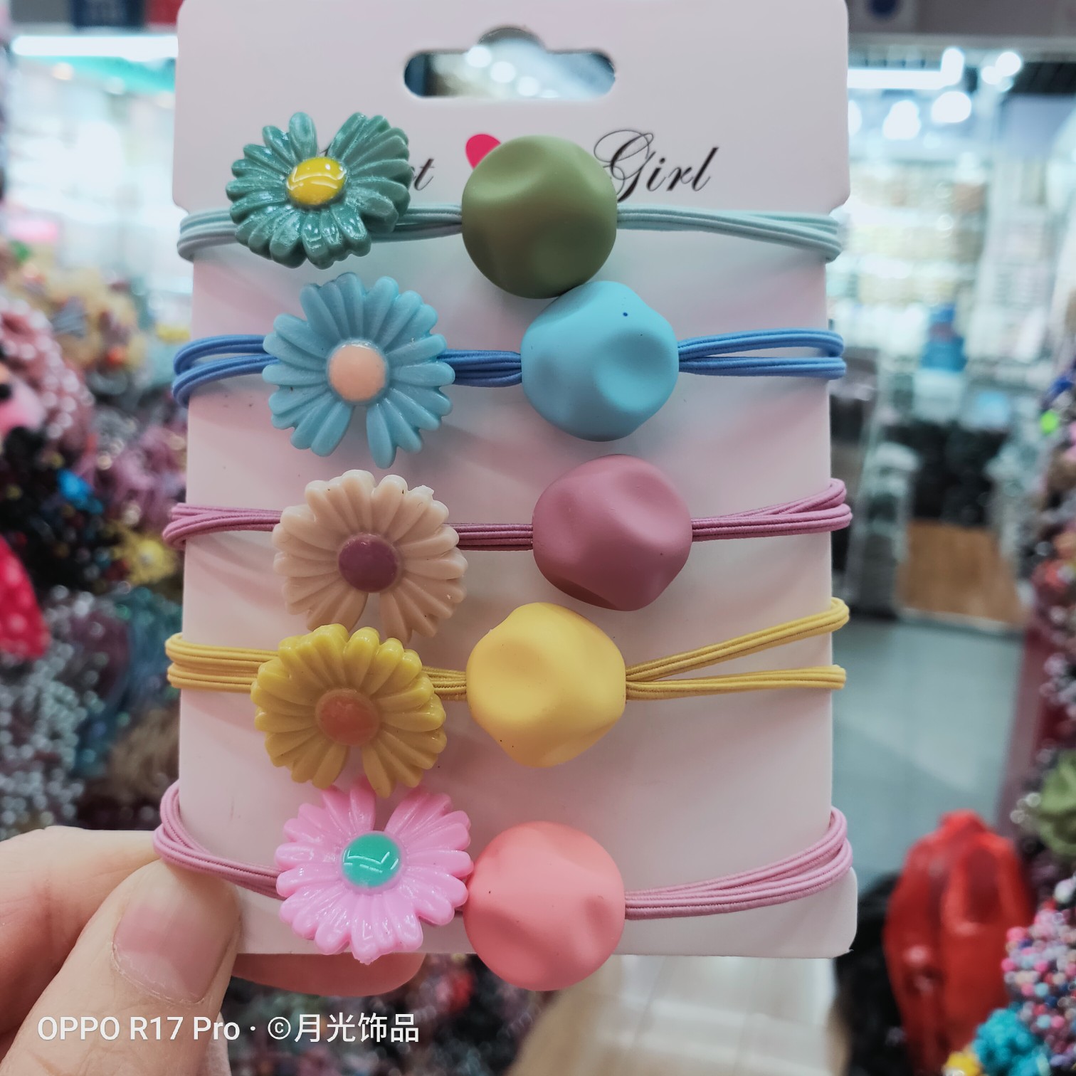 Korean-style fashionable chrysanthemum irregular square acrylic knotted hair band and hair rope cover Application Scenario