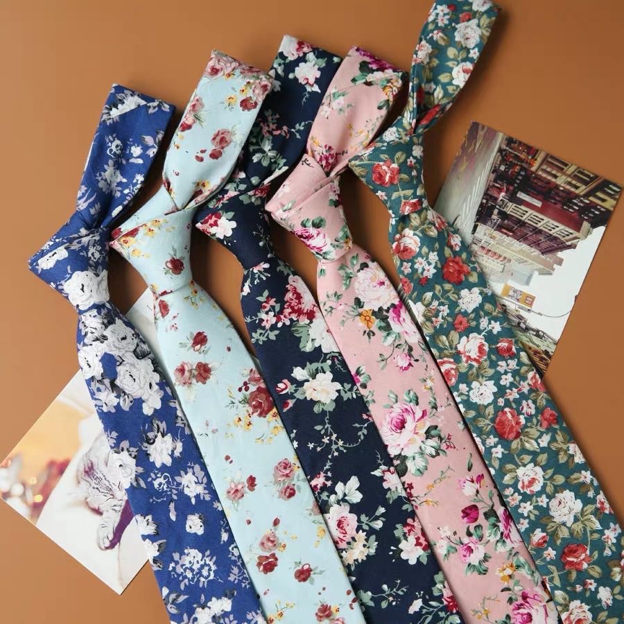 Casual cotton floral tie with small flowers, 6 centimeters long