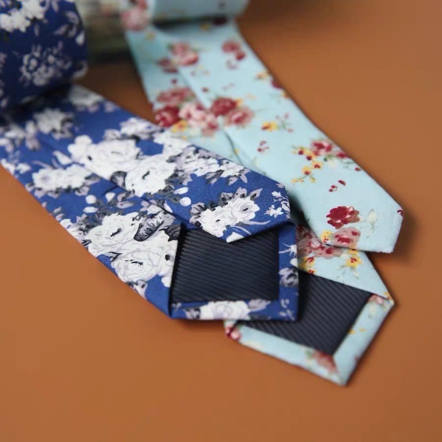Casual cotton floral tie with small flowers, 6 centimeters long Application Scenario