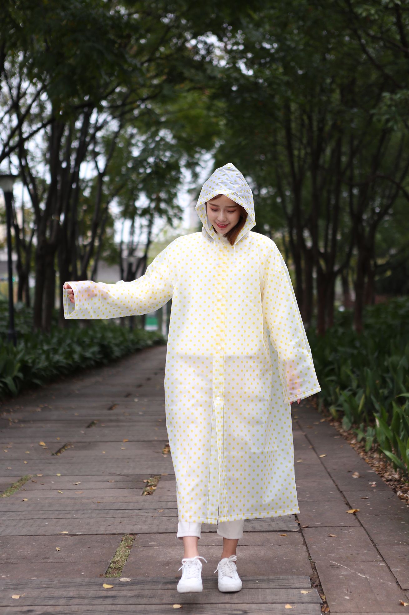Yiwu Factory Direct Sales store Non-disposable fashionable EVA adult polka dot raincoat and raincoat