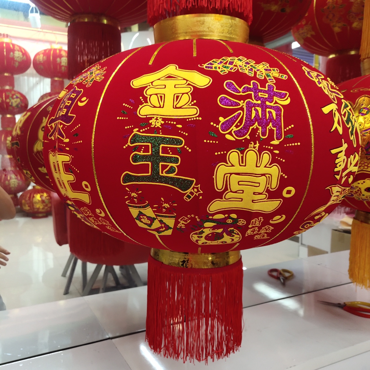 Yiwu quality products factory direct sales of flocking, golden edge foaming home and Wanshixing lanterns