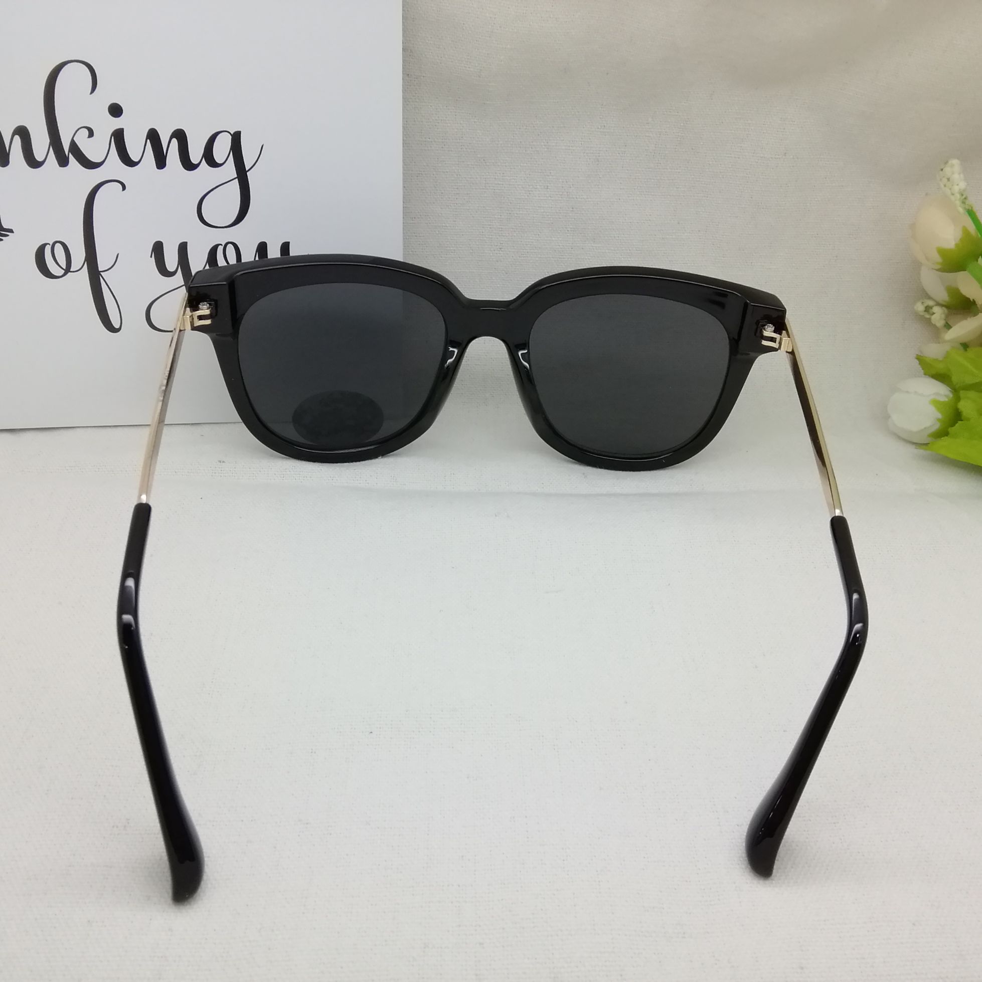 Yiwu Good Goods 301- Fashionable Women's Sunglasses with Large frames, a small trend to Show Off your face Specification image