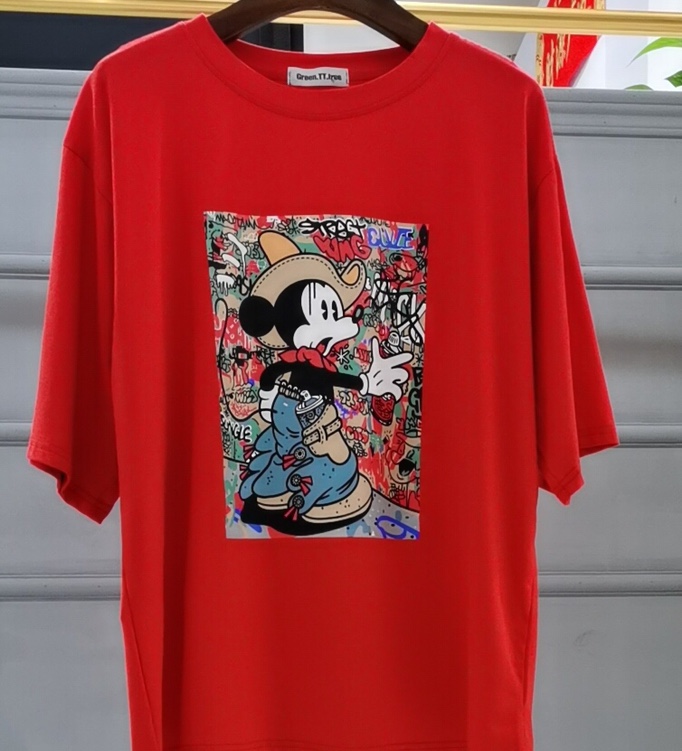 Example of a T-shirt with rich colors and patterns