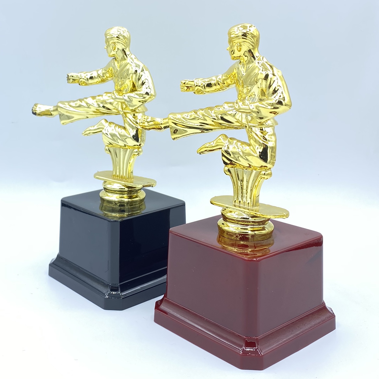 Trofeo brillante trofeo de plástico taekwondo concurso premios de recompensa 16.5CM logotipo personalizado disponible undefined