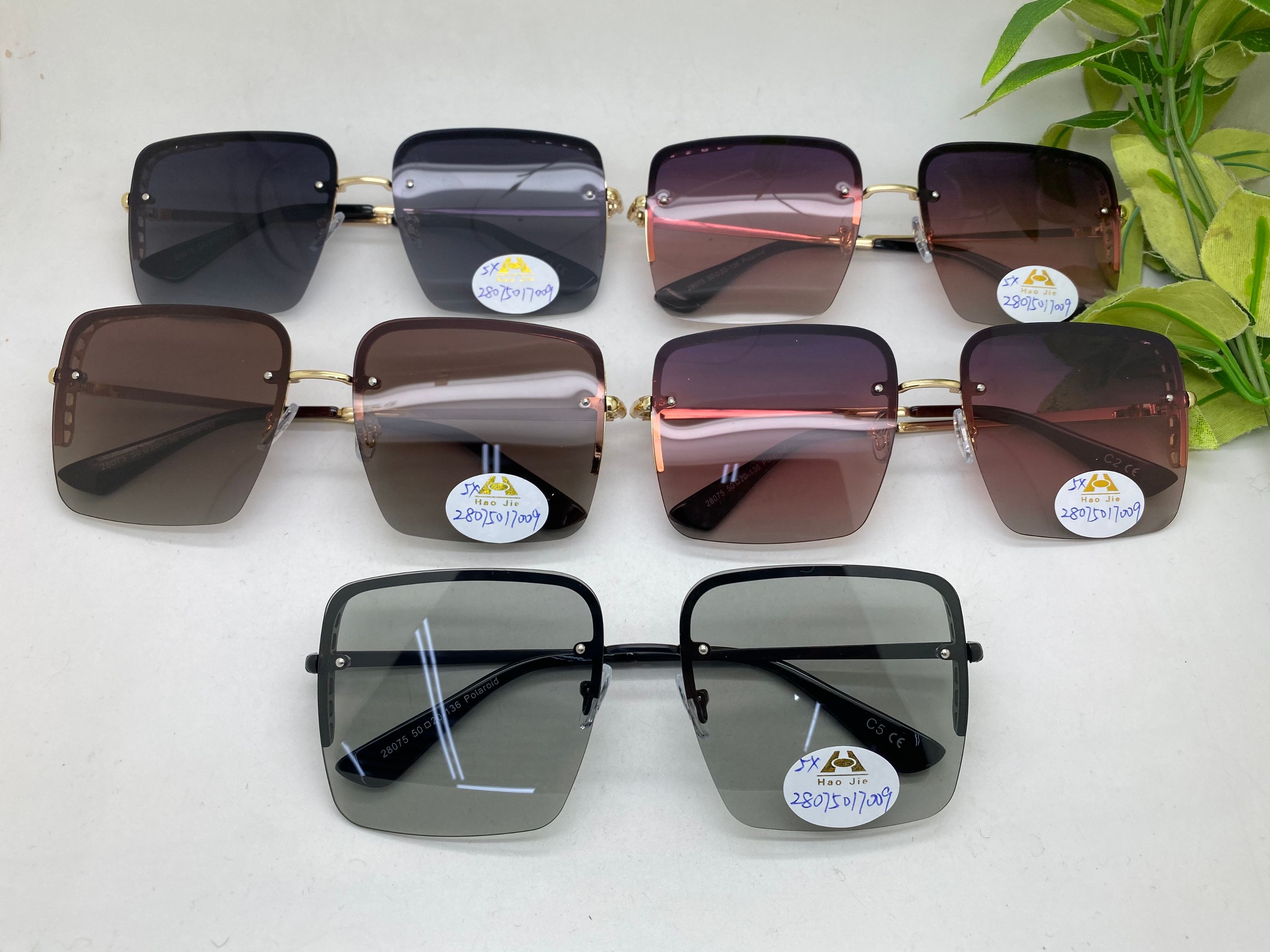 Yiwu Haohuo 28075- Square Frame Sunglasses for both men and women detail image 3
