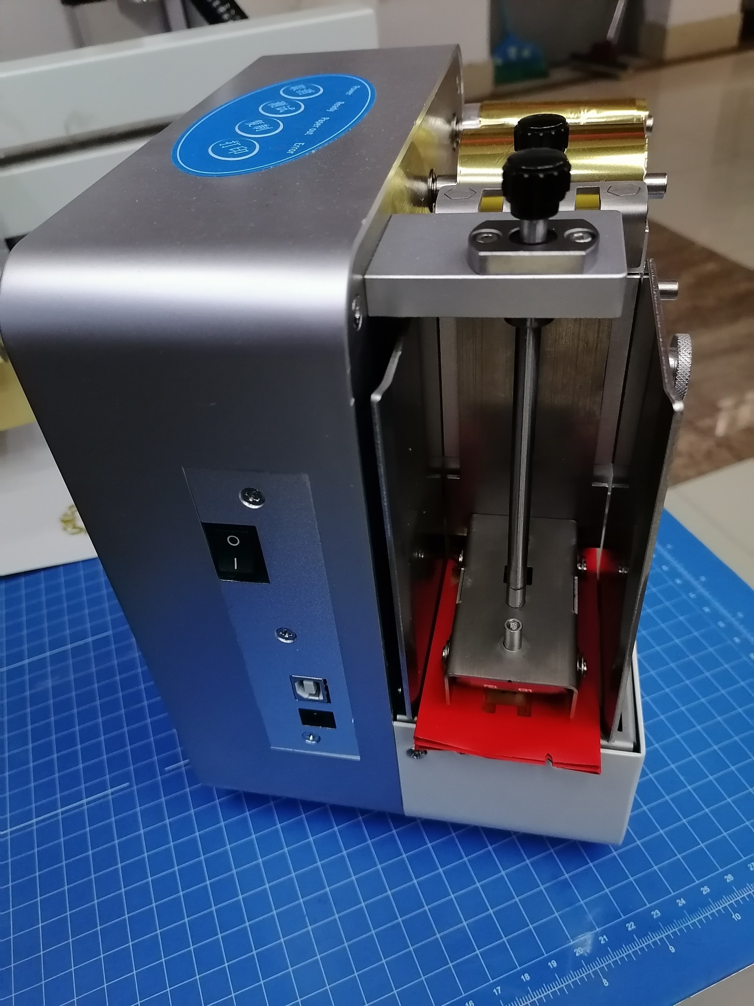Computerized automatic plateless hot stamping machine, hot stamping bag machine, tea bag. We have established a physical store of printing machinery with good quality and favorable prices Item Picture