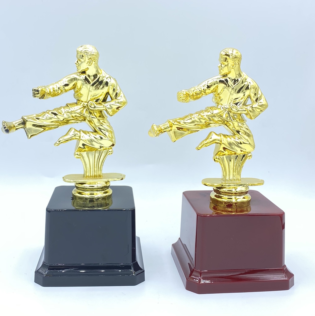 Trofeo brillante trofeo de plástico taekwondo concurso premios de recompensa 16.5CM logotipo personalizado disponible undefined