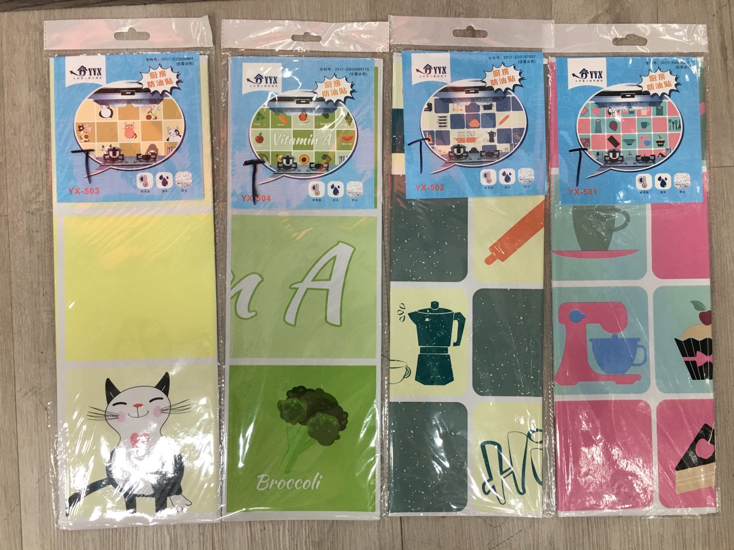 Kitchen oil-proof sticker High temperature waterproof moisture-proof self-adhesive oil-resistant mildew wallpaper has two sizes available 45cm*75cm Item Picture