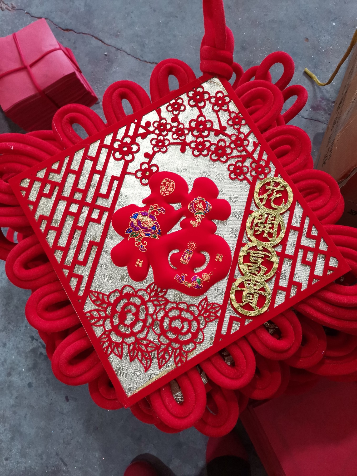 Rich Chinese Knot With Flowers