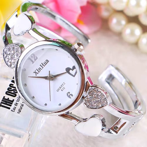 Venta caliente moda coreano versión simple temperamento corazón mujer brazalete reloj tendencia línea señoras reloj de estudiante