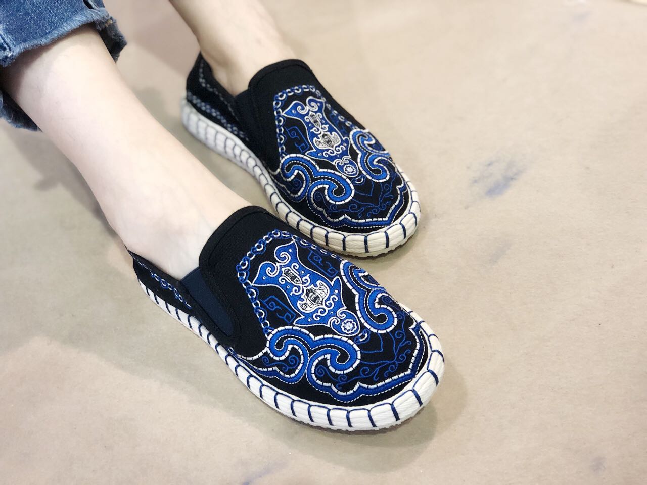 中国风手工布鞋青花瓷刺绣款产品图