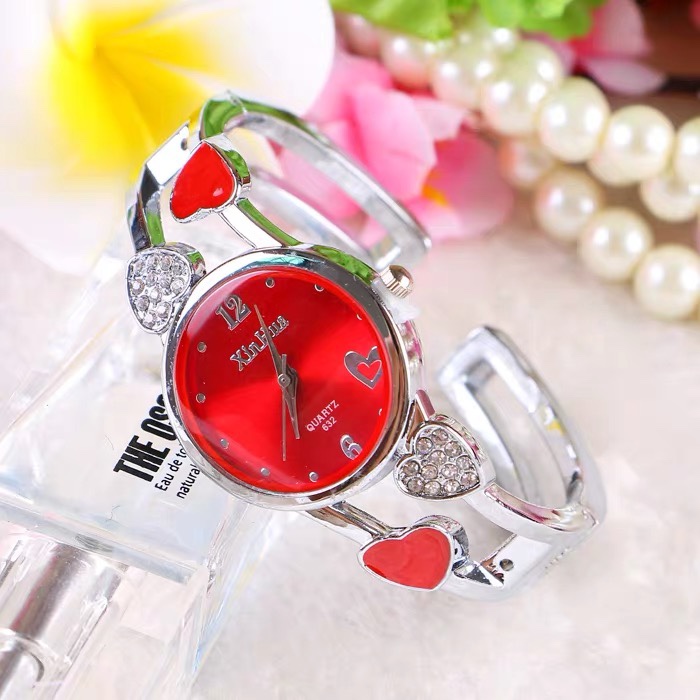 Venta caliente moda coreano versión simple temperamento corazón mujer brazalete reloj tendencia línea señoras reloj de estudiante Application Scenario