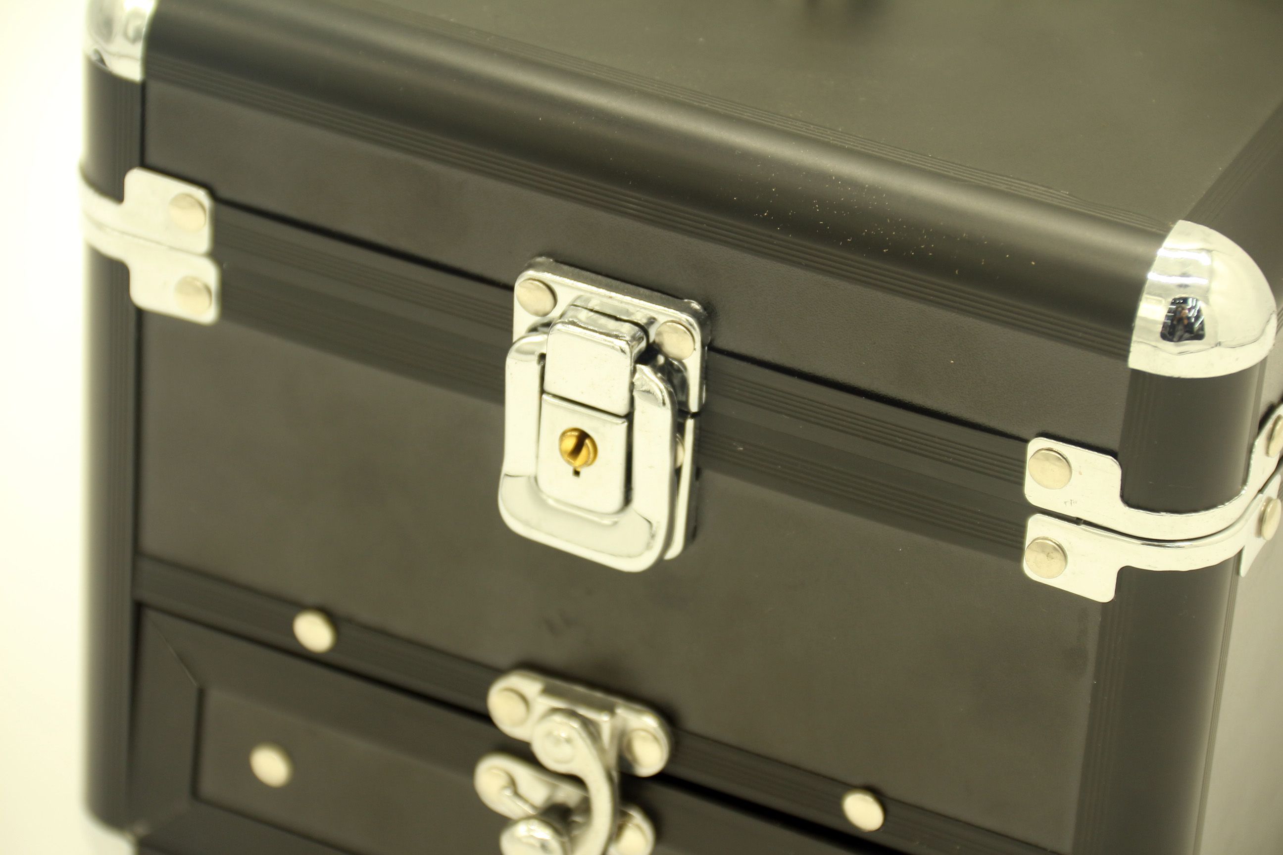 The professional cosmetic case of the new product in 2020 can receive large capacity multi-functional portable aluminum case toolbox, which can be customized to 1716 undefined