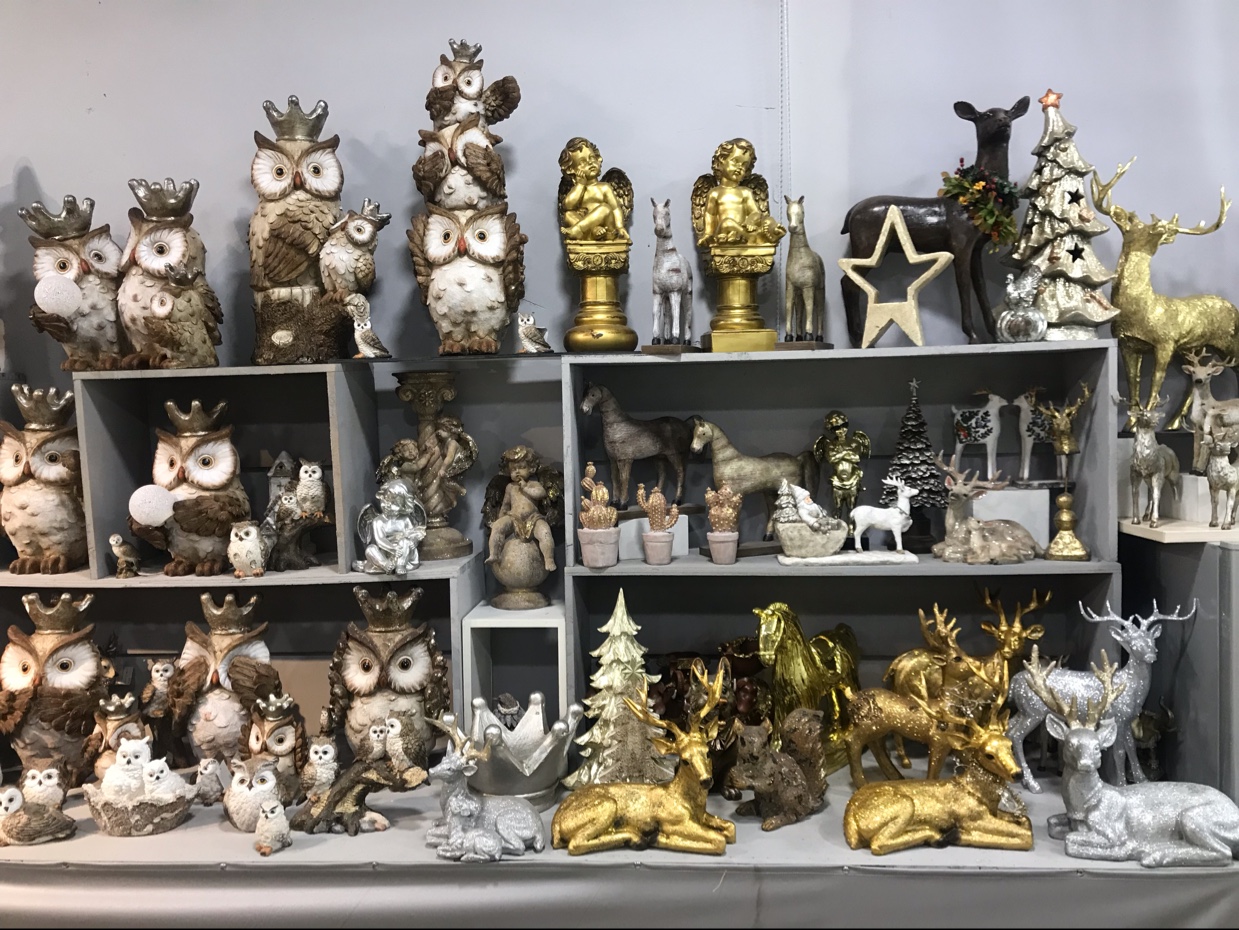 Gardening poses for animal meetings Item Picture