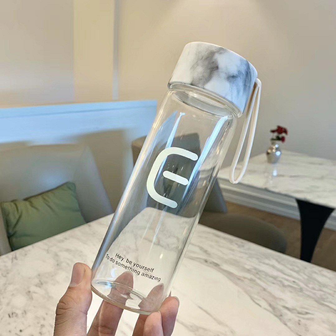 Simple marble-patterned covered glass cup Application Scenario