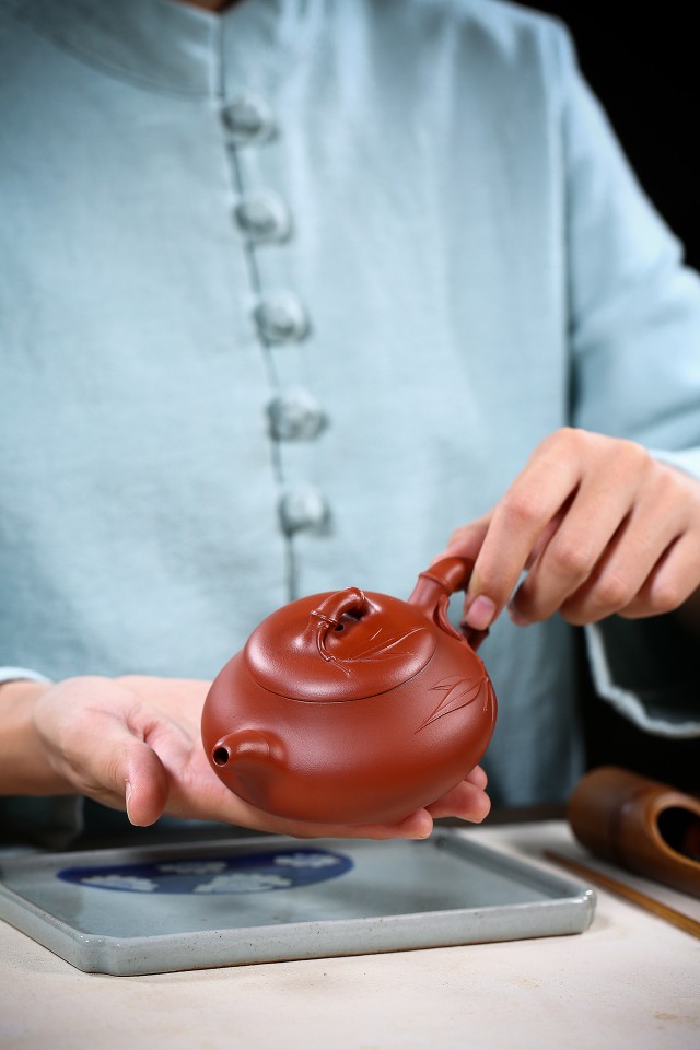 正宗宜兴原矿紫砂壶朱泥三足石瓢贴竹叶壶泡茶壶白底实物图