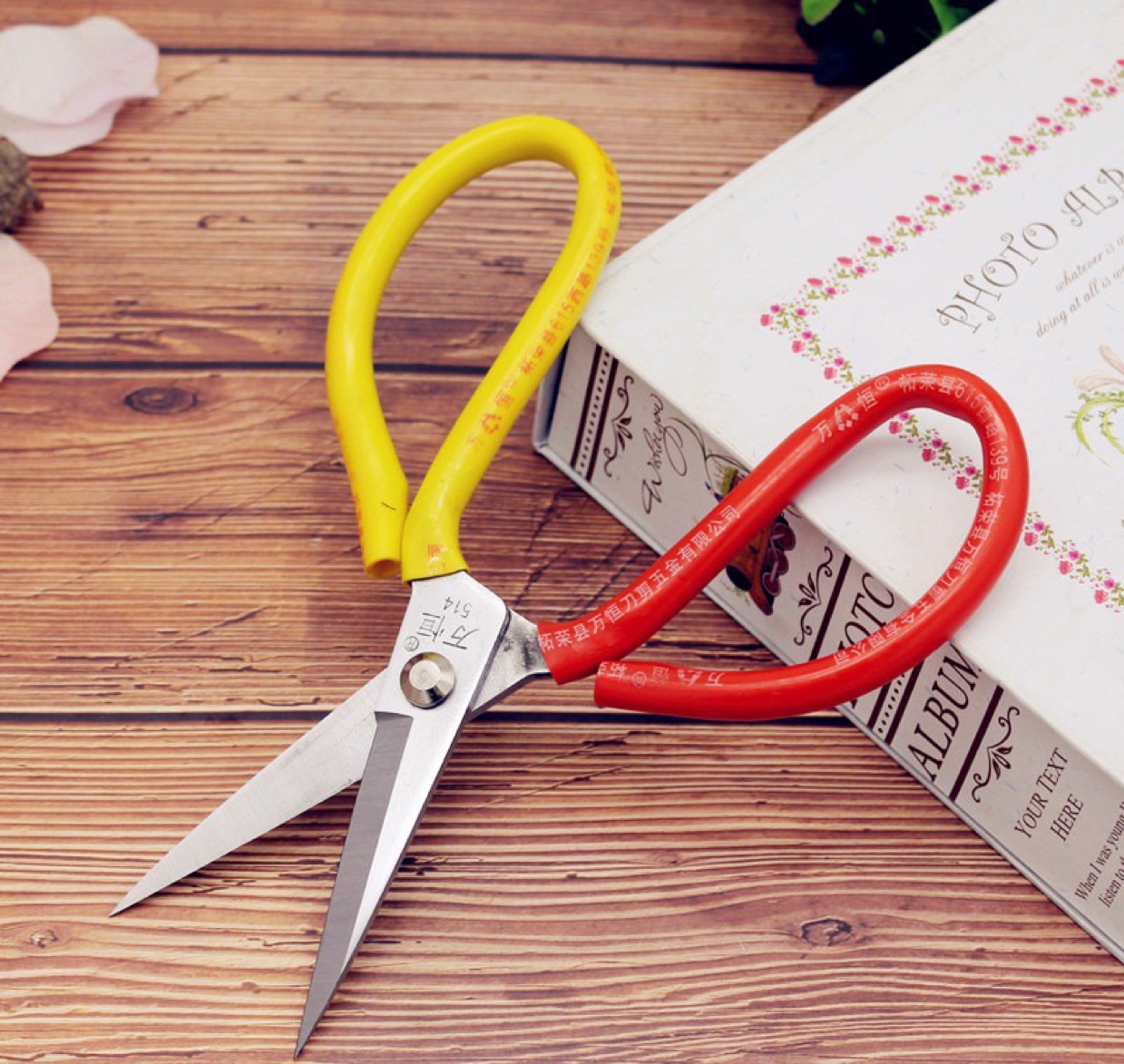 pvc handle surface polishing of scissors, hand-made scissors, tailor scissors, stainless steel large-head scissors, Yiwu daily necessities Application Scenario