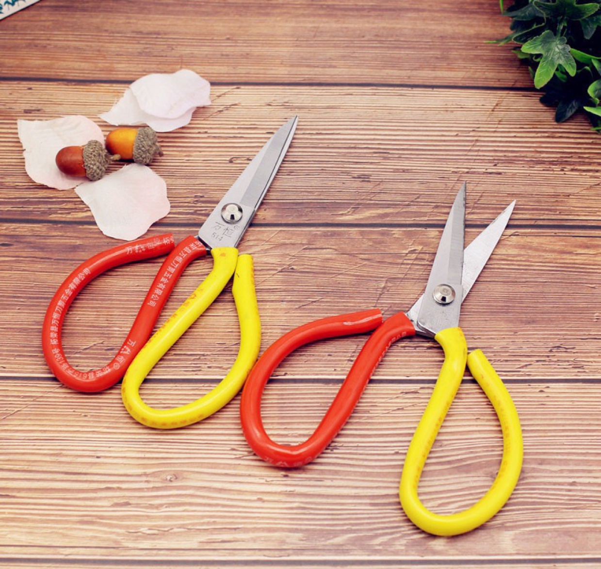 pvc handle surface polishing of scissors, hand-made scissors, tailor scissors, stainless steel large-head scissors, Yiwu daily necessities Item Picture