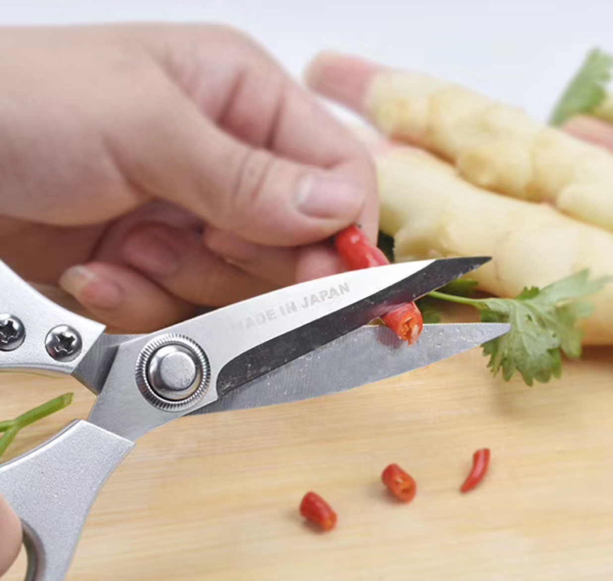 Wholesale stainless steel chicken bone scissors, aluminum alloy handle, powerful scissors, multi-functional kitchen scissors and household scissors from the manufacturer undefined