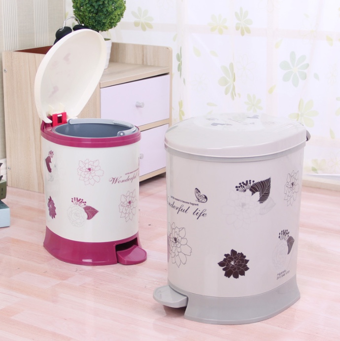 Foot-operated automatic descent trash can