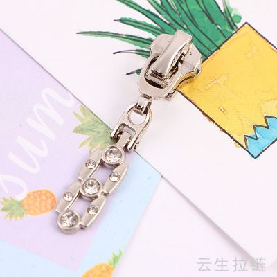 New fashionable zipper pulls, high-end metal diamond-encrusted zipper pulls, pull-down pieces, custom-made zipper pulls for bags and clothing details Picture